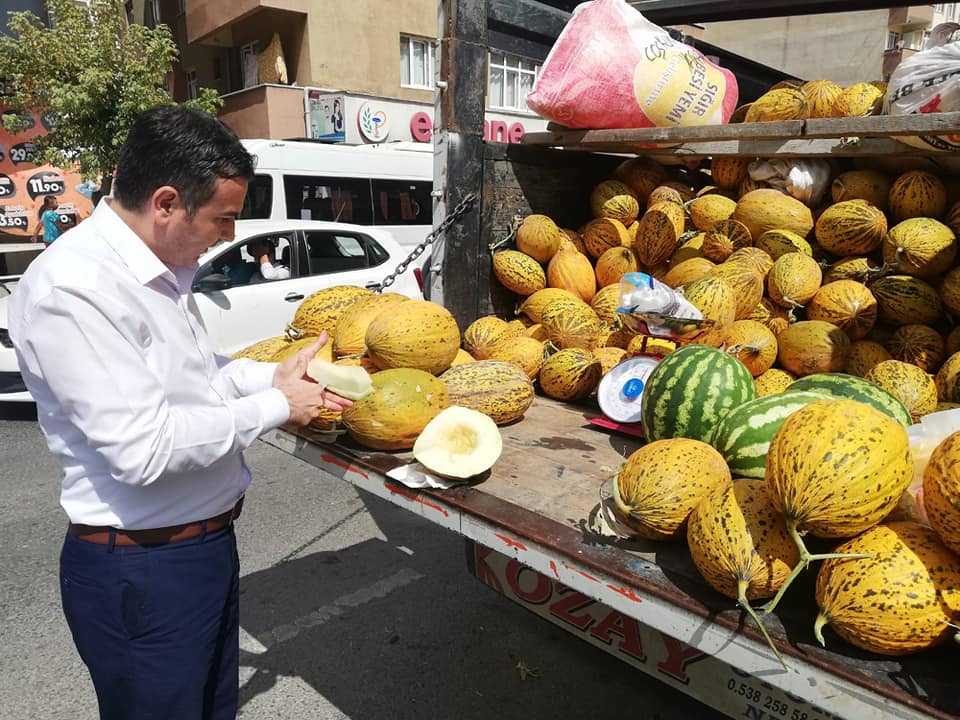 Kırşehir Çiçekdağı ve Yerköy-Sekili'den Kırşehirli hemşehrilerimiz İsmet YASAN ve Bağış ASLAN. adeta Kırşehir'i İstanbul'a getiriyorlar.  Her sene Kavun sezonunda memleketten kamyonlarıyla yükleyip 