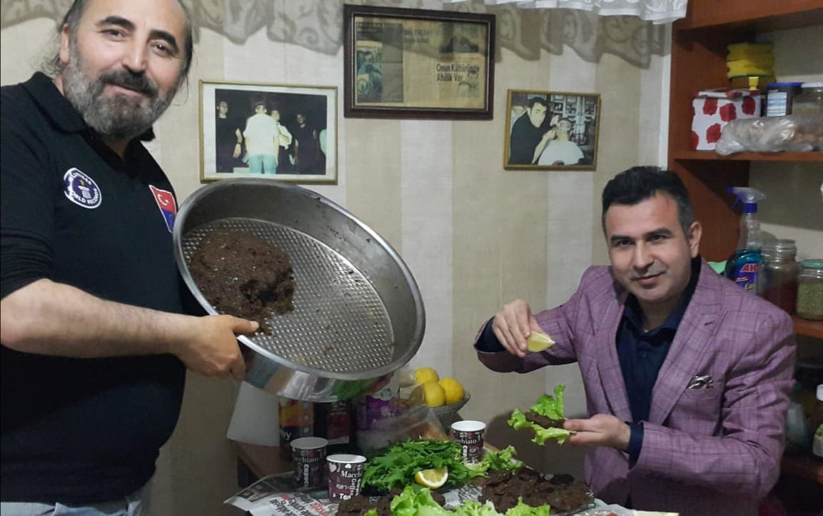  Gelenek Antalya'da da Bozulmadı !... Çiğköfte, Gardaşımın ellerinden Teşekkür ederim güzel yürekli insan.. #Antalya #Çiğköfte #Türkiye #Gardaşım