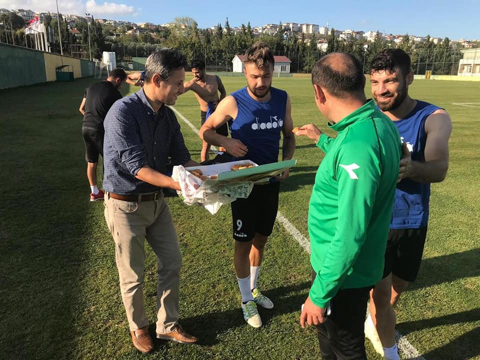 Kırşehir Belediysporumuzu, Darıca'da antıraman yaptığı statda Dünya Kırşehirliler Dernek Başkanımz Ünal KAYA beraberindeki Kocaeli Gebze'deki heyet ile birlikte ziyaret ederek Tuzlaspor maçında başarılar dilediler.Çiçek verip futbolculara ve teknik heyete Kaman Cevizli Baklava ikramında bulundular.