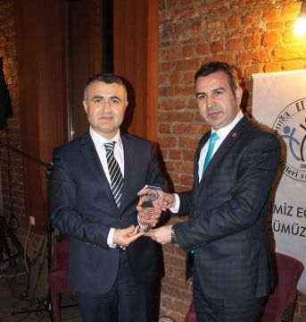 ÜNAL KAYA Eğitim Çalıştayında Plaket ile Ödüllendirildi